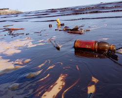 oil spill polluting the ocean